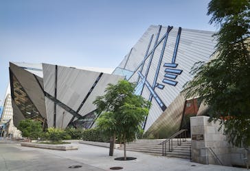 Walking tour in Toronto and tickets to the Royal Ontario Museum